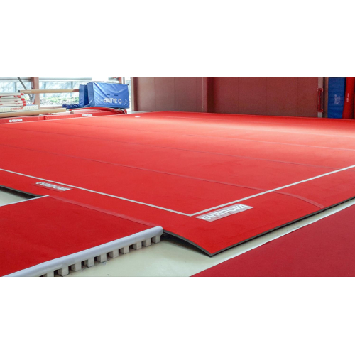 Гимнастический помост c покрытием из рулонных дорожек