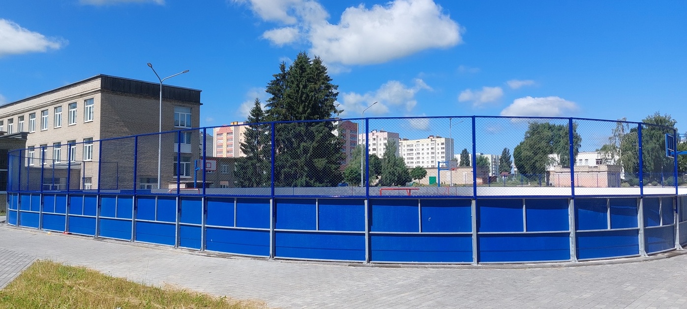 Готовая хоккейная площадка со стеклопластиковыми бортами